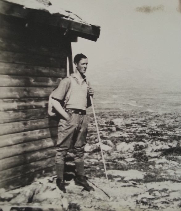 Anton Sveen - ironically standing with one hand holding a walking stick and the other in his pocket. Perhaps he carved his trolls in his image